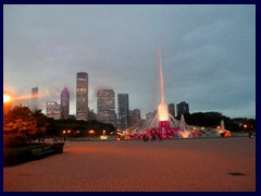 Chicago by night - Buckingham Fountain and views from Grant Park 12